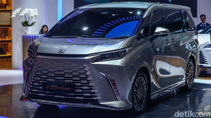 **Penjualan Mobil di RI Turun Drastis, Lexus Mewah Anjlok 39 Persen!**